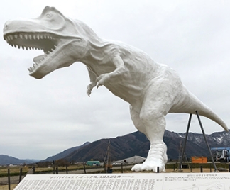 勝山恐竜を模した造形物（2017年）の画像