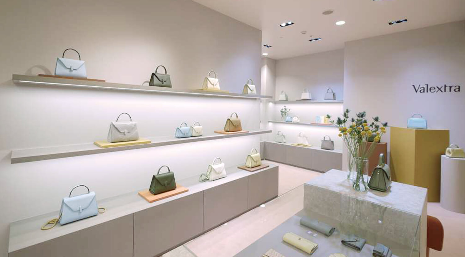 壁に配された棚什器の画像