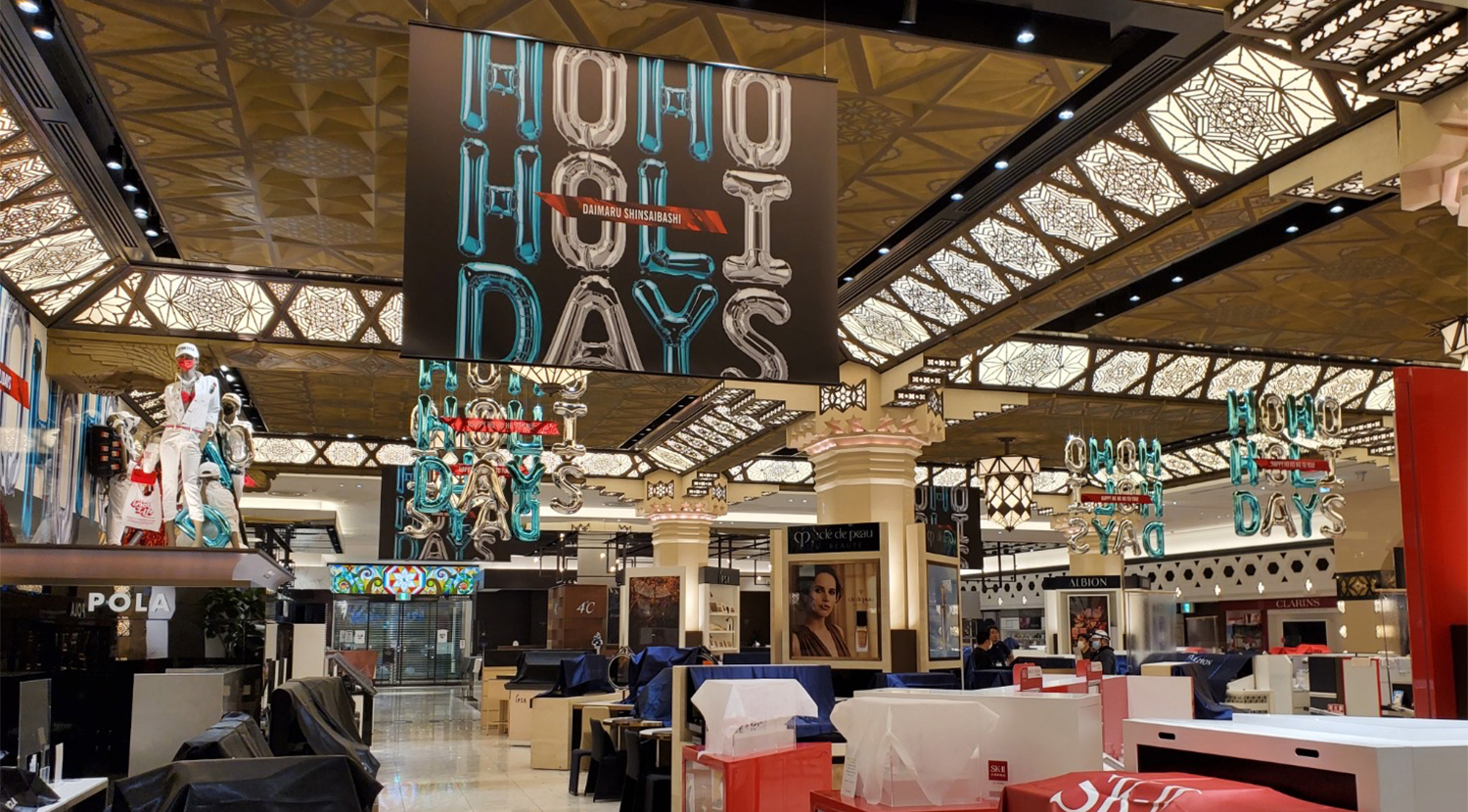 メタリックバルーンを12セット144文字、館内全体の画像