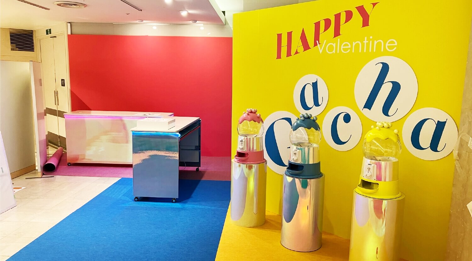 大丸京都店のバレンタイン会場入り口左手に並ぶ化粧品サンプルがもらえるガチャガチャの別角度の画像