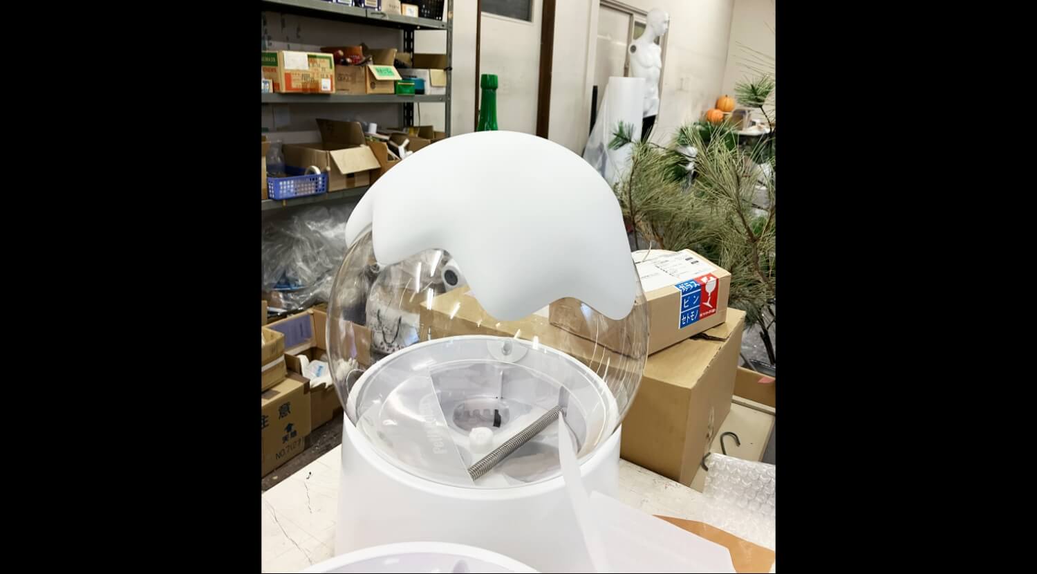 デザイナーのイラストを元に粘土で原型製作の画像