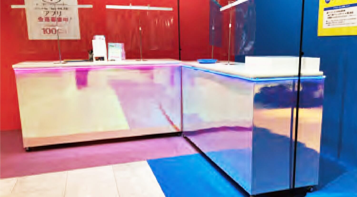 ネオンライトが取り付けられたカウンターテーブルの画像