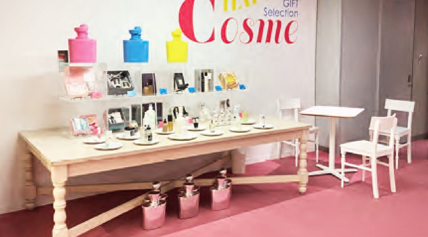 大洋工芸のもつ机や椅子のレンタル什器とオリジナルの塗装をした香水オブジェの画像