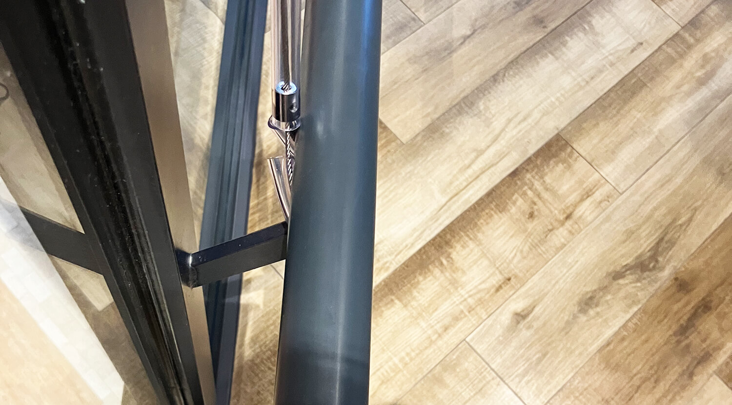 同様に固定ワイヤーは吹き抜けを囲む手すりの支柱に括り付けました　イメージ画像