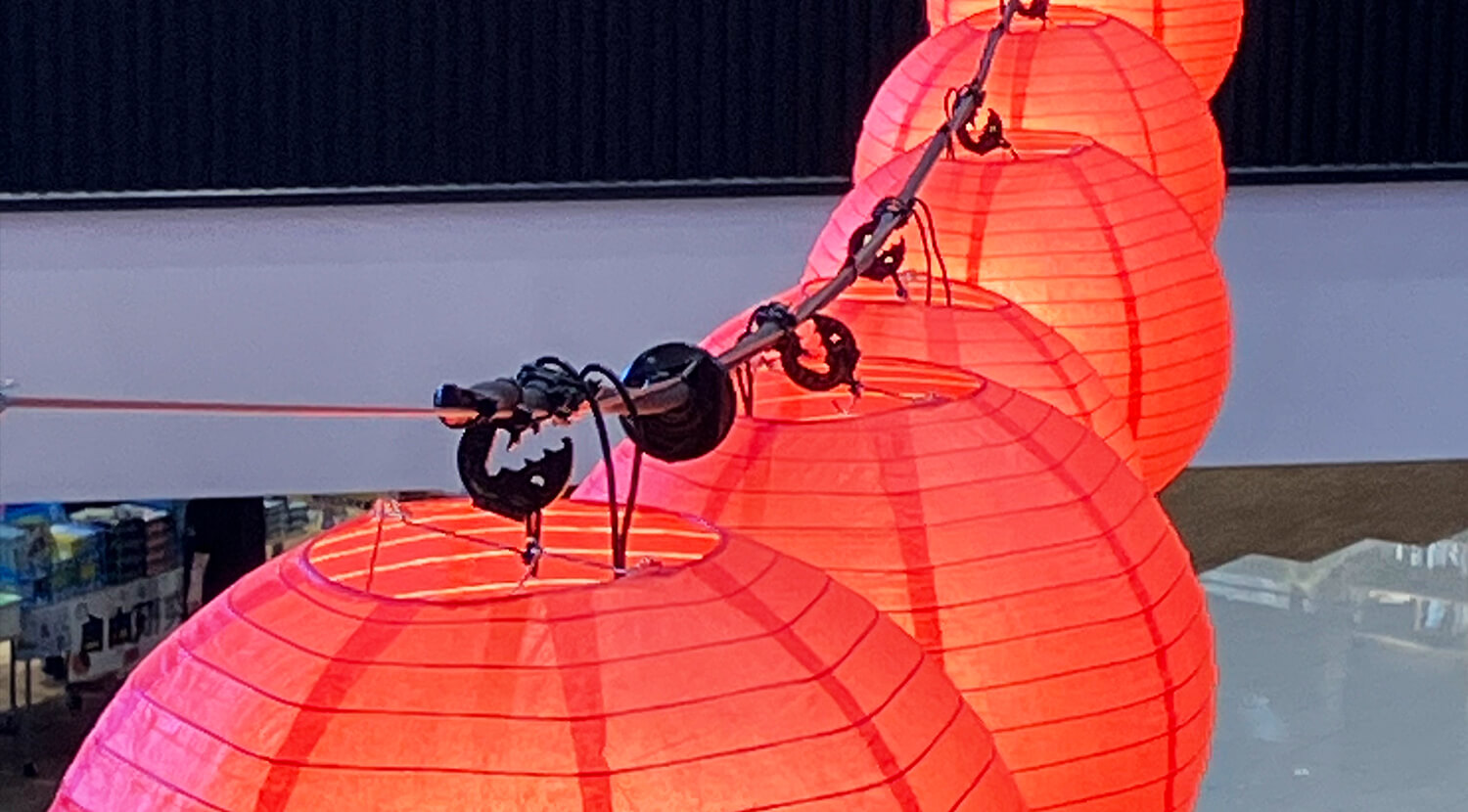 吹き抜けの幅が約16mもある現場なので、吊るための既製の電源コードは２つ連結しています　イメージ画像