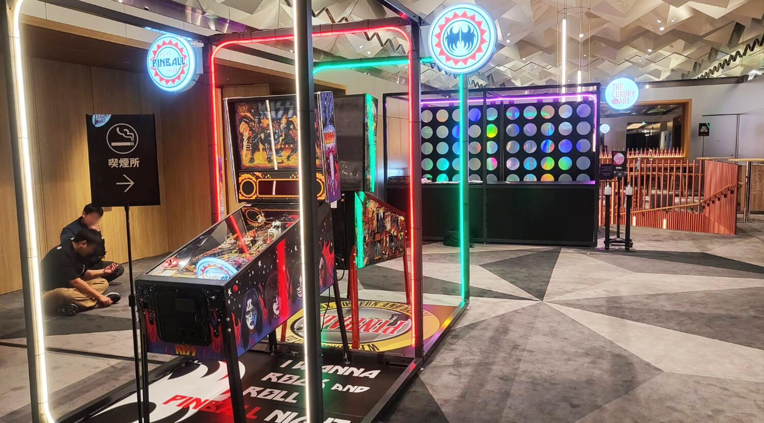「オトナのアソビ場」を感じさせるネオン管に包まれたピンボール2台　イメージ画像