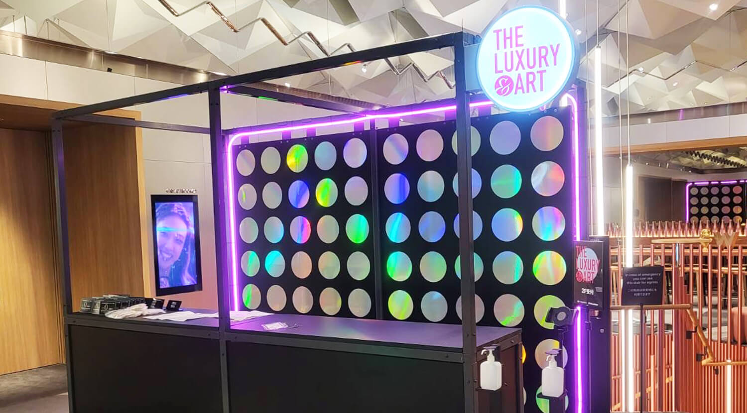 既成の無地のサイン看板をヒトマスに連携し、デザインのカラーなどは印刷で表現している　イメージ画像